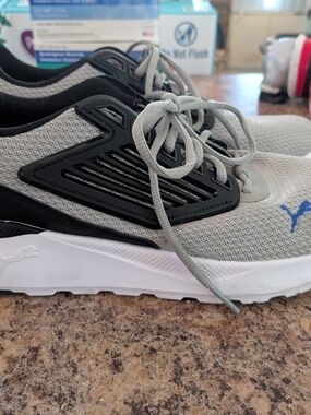 Puma Men's Gray and Black Athletic Sneakers
